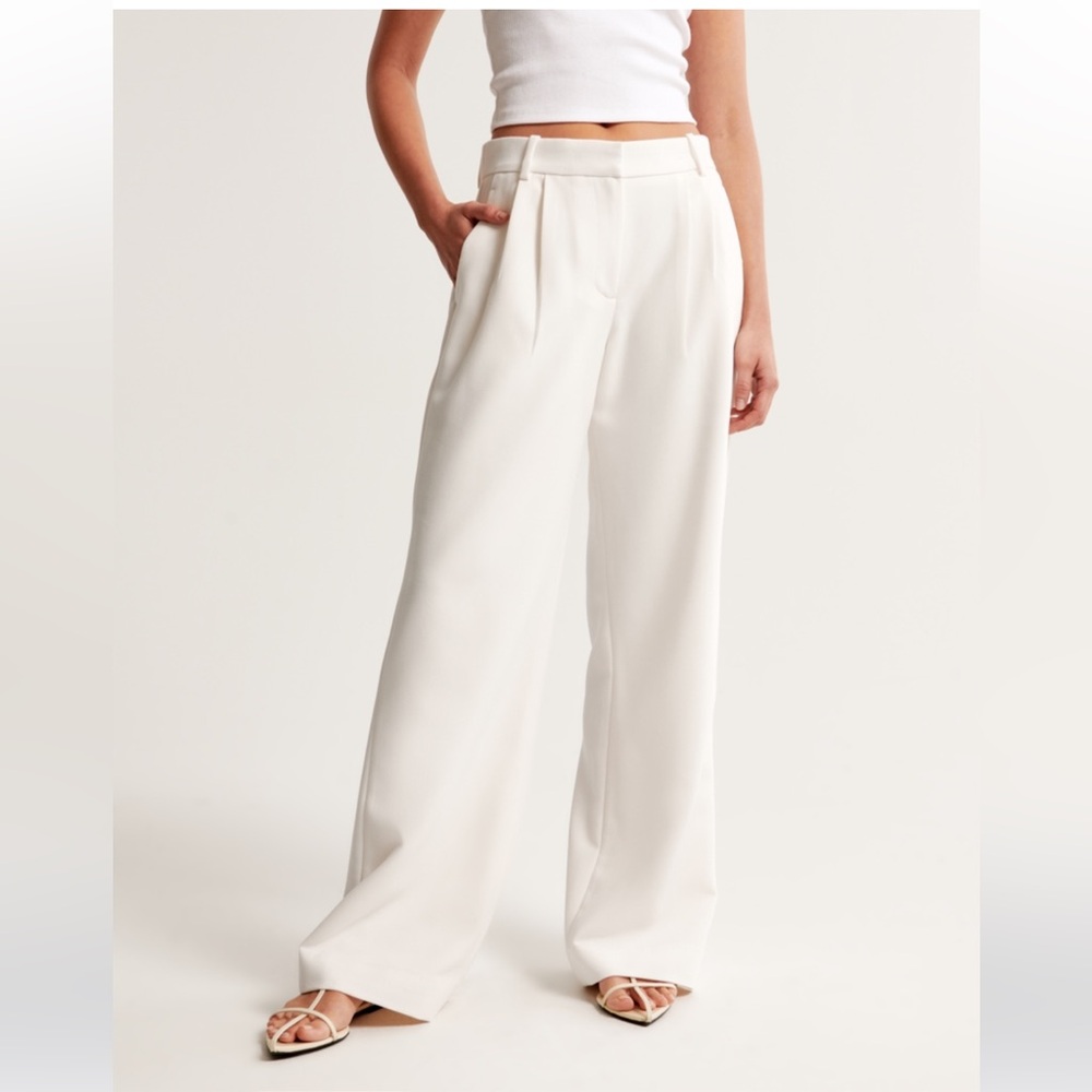 A&F Sloane Low Rise Tailored Wide
Leg Pant